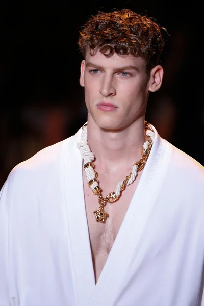Look 32